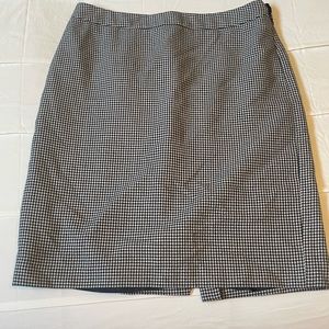 Nine West pencil skirt. Black and white checkered. Size 10. Used good condition.